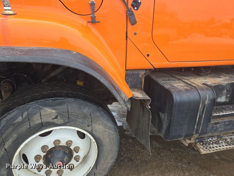 image for item ER5132 2002 International 2574 dump truck