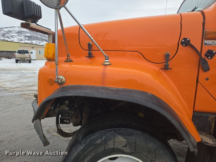 image for item ER5132 2002 International 2574 dump truck