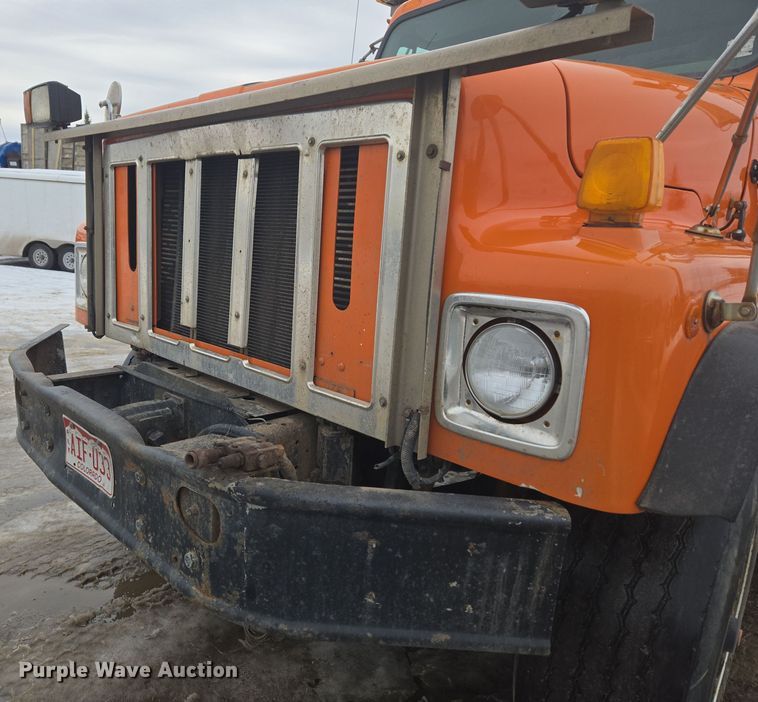 image for item ER5132 2002 International 2574 dump truck