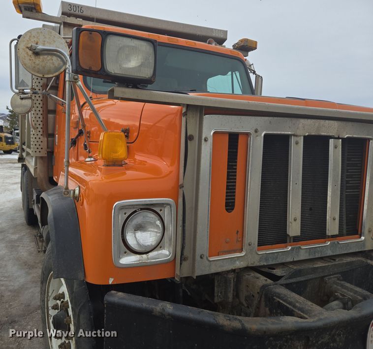 image for item ER5132 2002 International 2574 dump truck