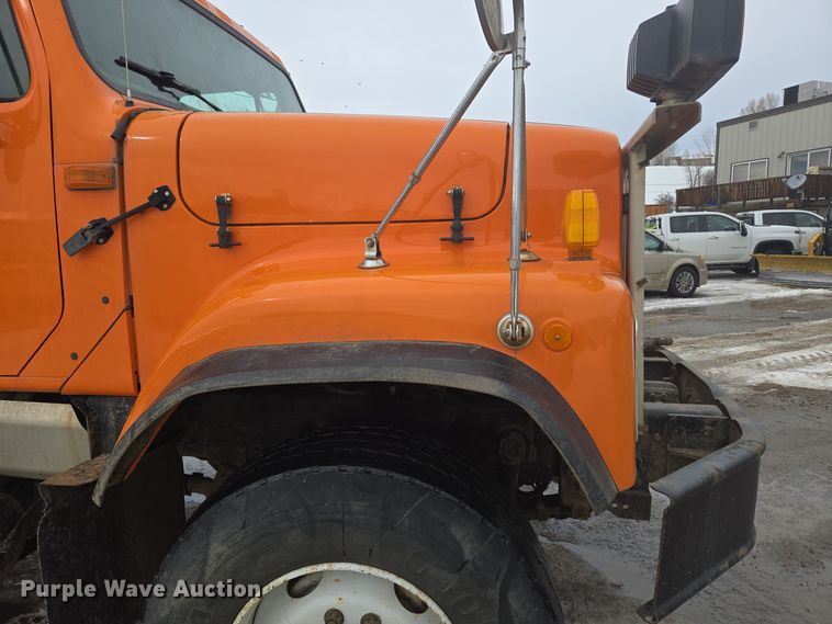 image for item ER5132 2002 International 2574 dump truck