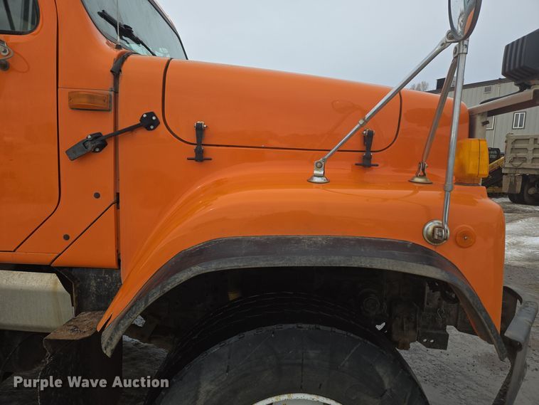 image for item ER5132 2002 International 2574 dump truck