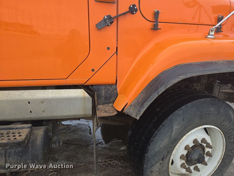 image for item ER5132 2002 International 2574 dump truck