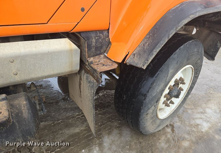 image for item ER5132 2002 International 2574 dump truck