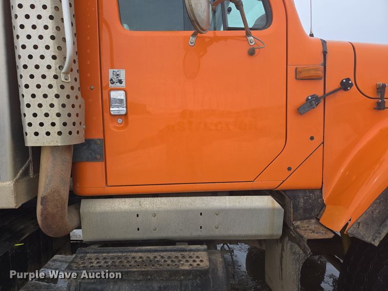 image for item ER5132 2002 International 2574 dump truck