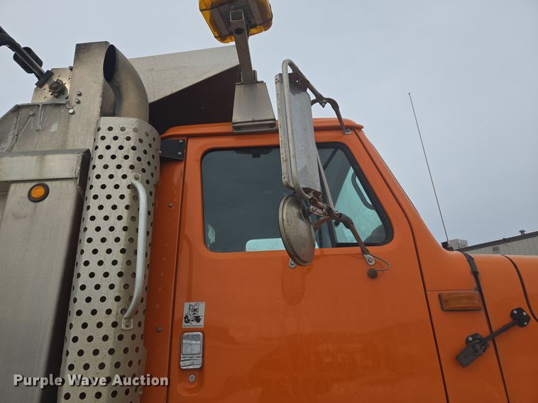 image for item ER5132 2002 International 2574 dump truck