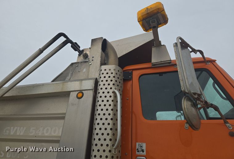image for item ER5132 2002 International 2574 dump truck