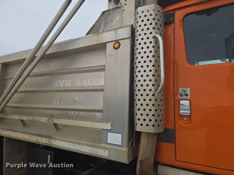 image for item ER5132 2002 International 2574 dump truck