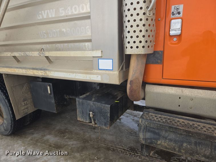 image for item ER5132 2002 International 2574 dump truck