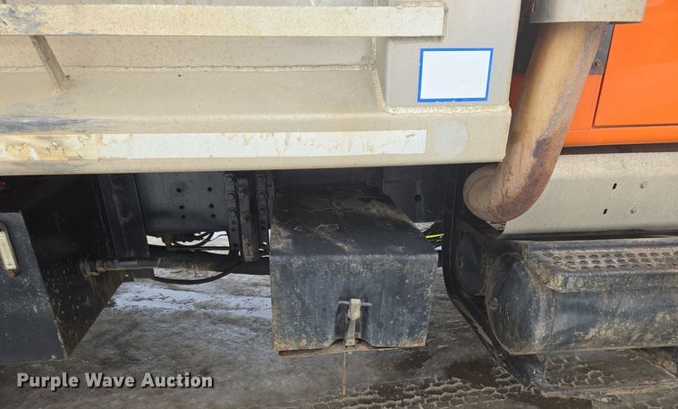 image for item ER5132 2002 International 2574 dump truck
