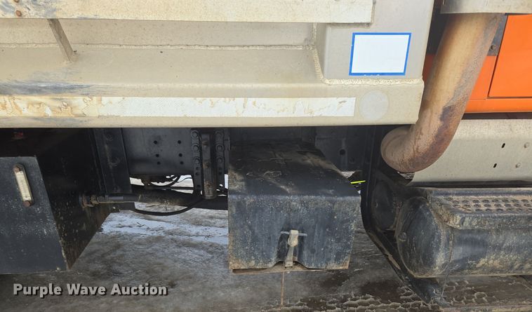 image for item ER5132 2002 International 2574 dump truck