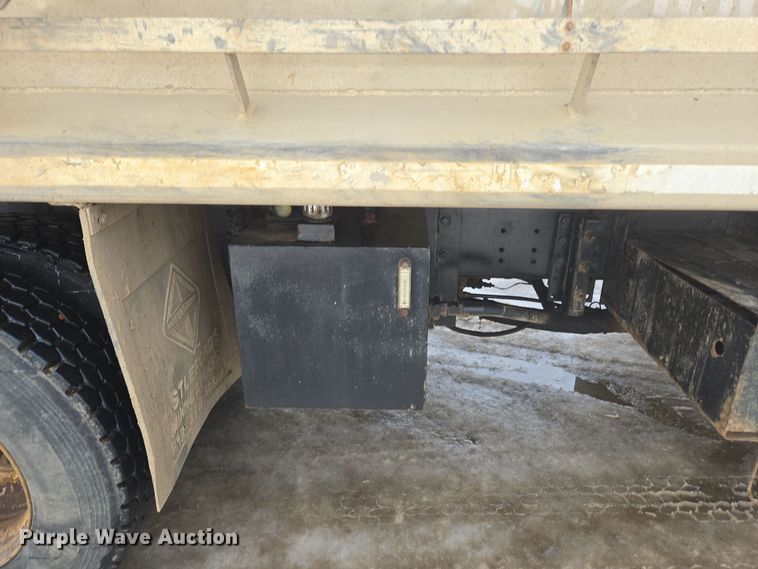 image for item ER5132 2002 International 2574 dump truck
