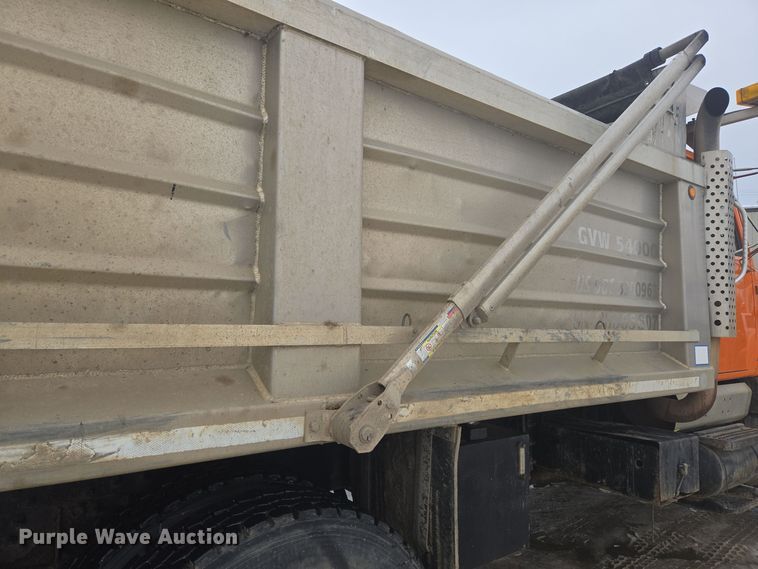 image for item ER5132 2002 International 2574 dump truck