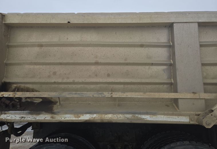 image for item ER5132 2002 International 2574 dump truck