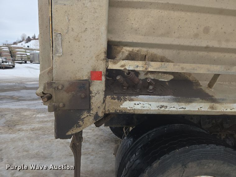 image for item ER5132 2002 International 2574 dump truck