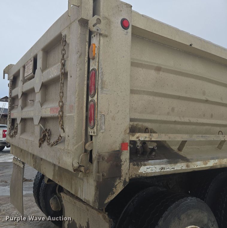 image for item ER5132 2002 International 2574 dump truck