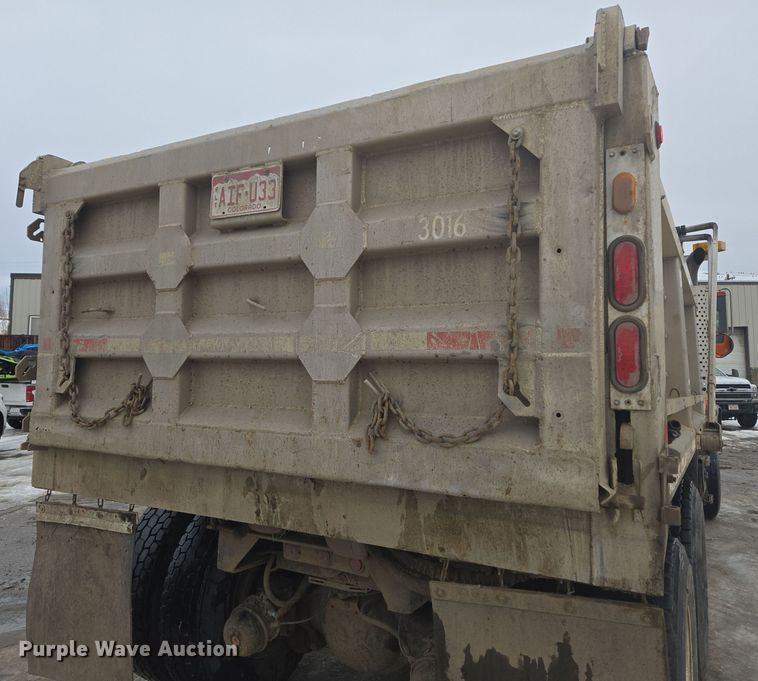 image for item ER5132 2002 International 2574 dump truck