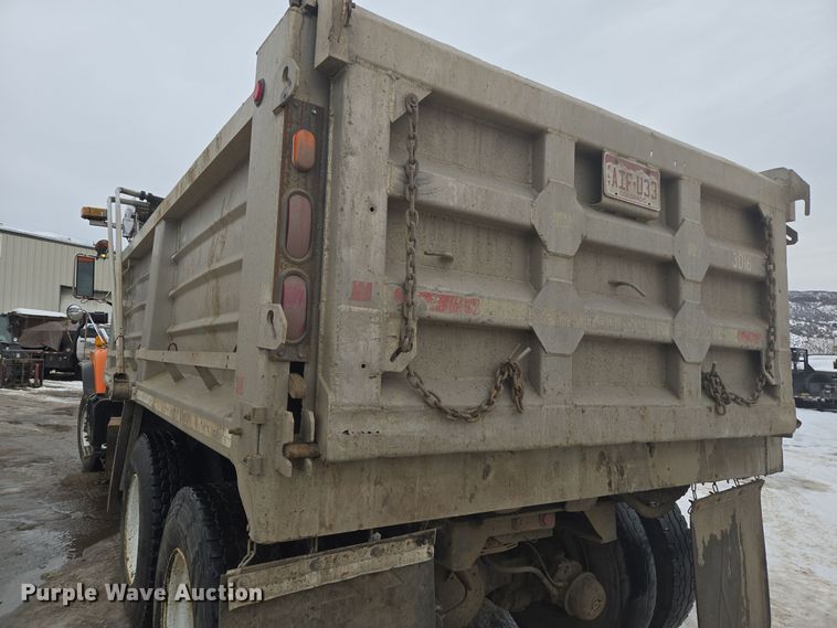 image for item ER5132 2002 International 2574 dump truck