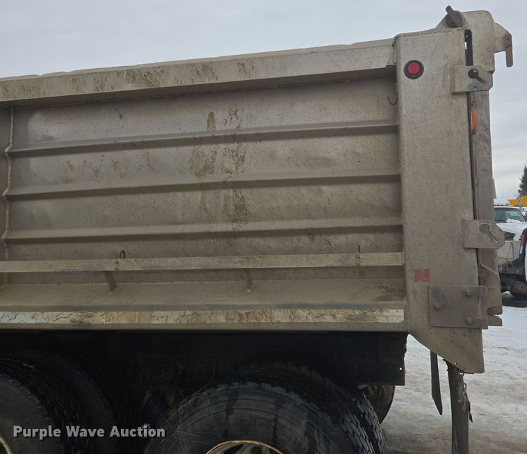 image for item ER5132 2002 International 2574 dump truck