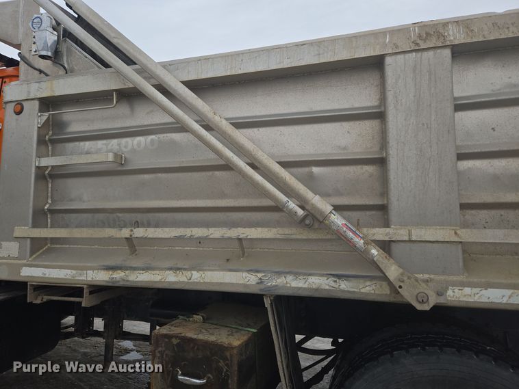 image for item ER5132 2002 International 2574 dump truck