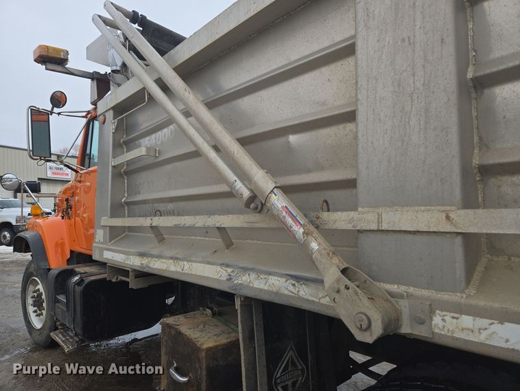 image for item ER5132 2002 International 2574 dump truck
