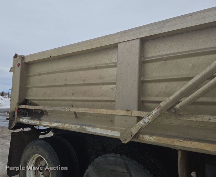 image for item ER5132 2002 International 2574 dump truck
