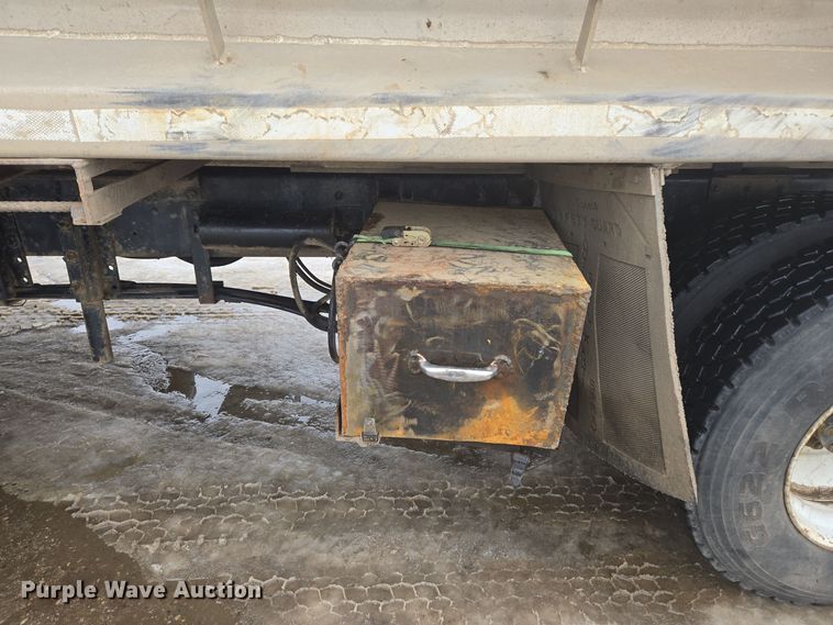 image for item ER5132 2002 International 2574 dump truck