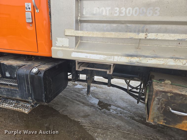 image for item ER5132 2002 International 2574 dump truck