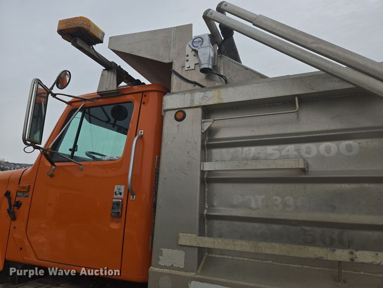 image for item ER5132 2002 International 2574 dump truck