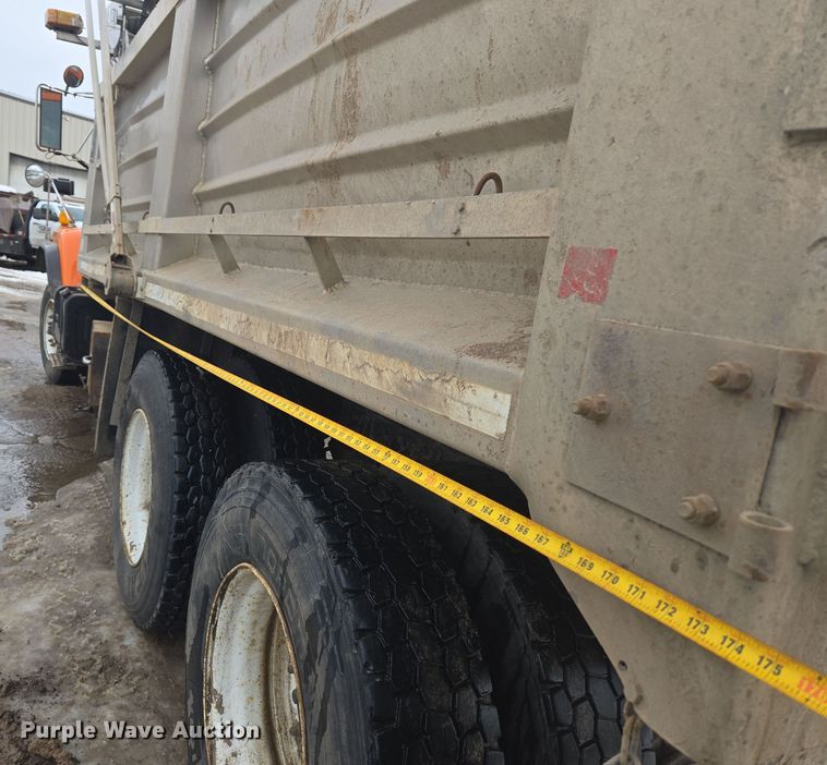image for item ER5132 2002 International 2574 dump truck