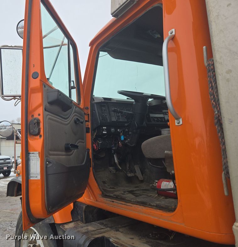 image for item ER5132 2002 International 2574 dump truck