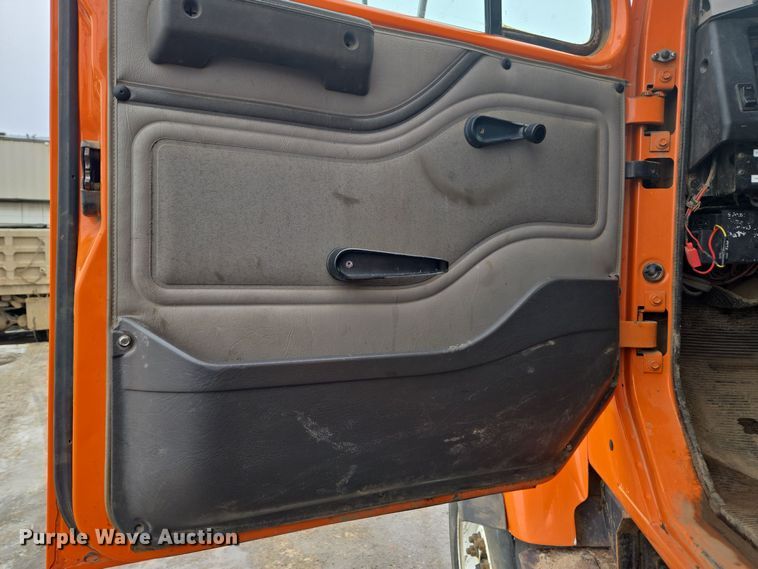 image for item ER5132 2002 International 2574 dump truck