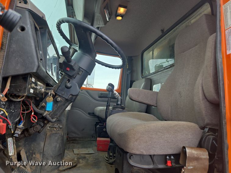 image for item ER5132 2002 International 2574 dump truck