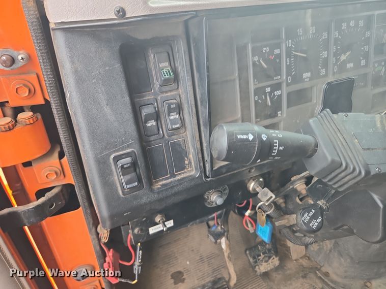 image for item ER5132 2002 International 2574 dump truck