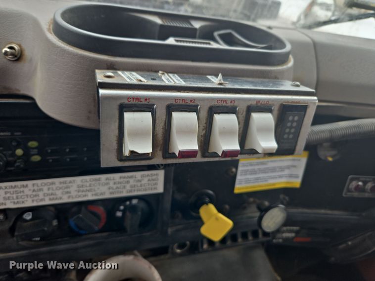 image for item ER5132 2002 International 2574 dump truck