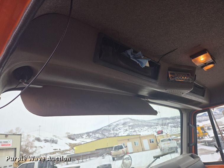 image for item ER5132 2002 International 2574 dump truck