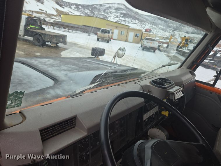 image for item ER5132 2002 International 2574 dump truck