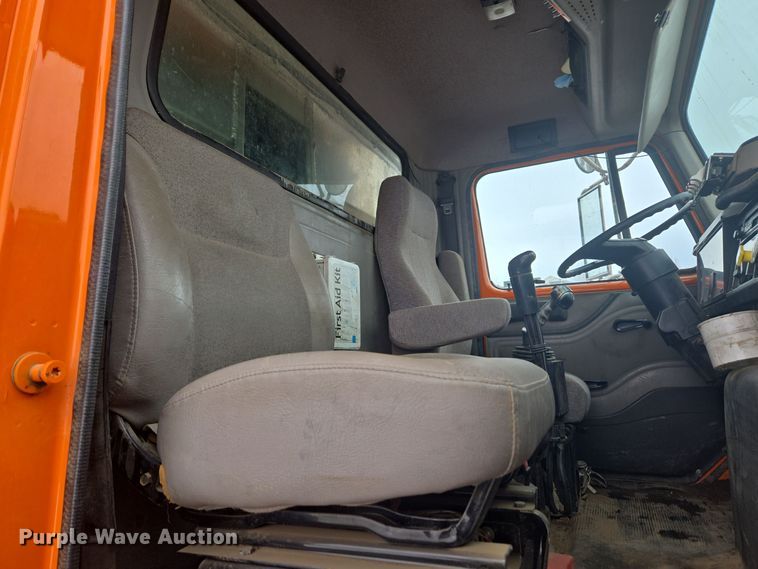 image for item ER5132 2002 International 2574 dump truck