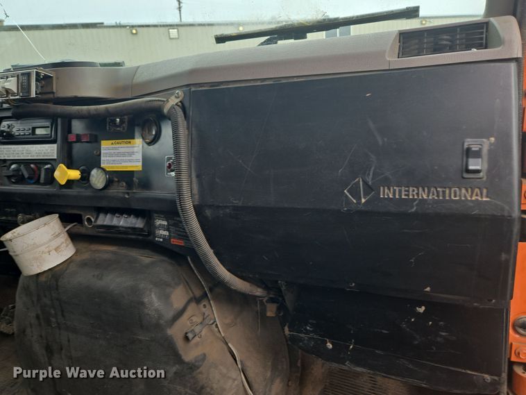 image for item ER5132 2002 International 2574 dump truck
