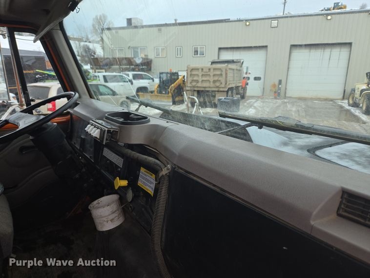 image for item ER5132 2002 International 2574 dump truck