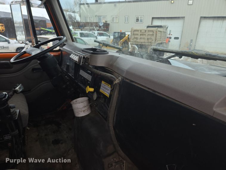 image for item ER5132 2002 International 2574 dump truck