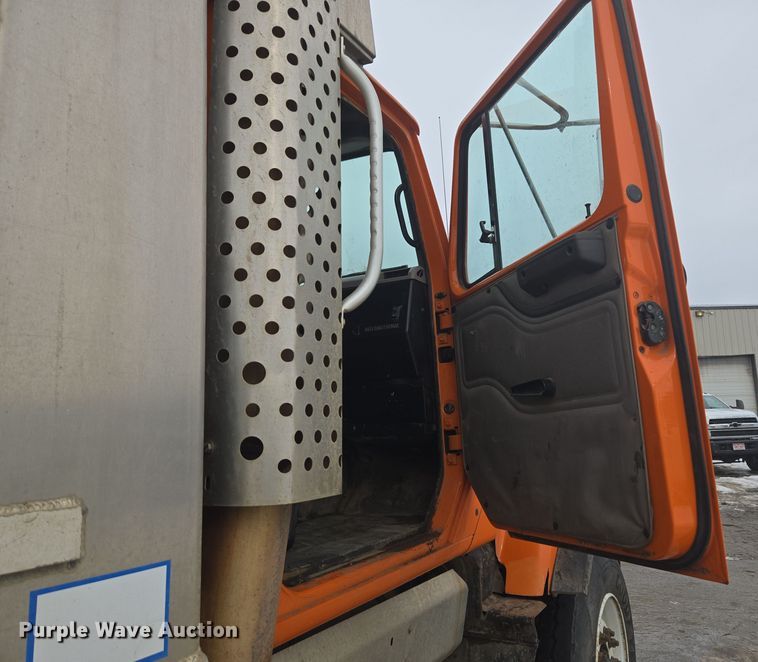 image for item ER5132 2002 International 2574 dump truck