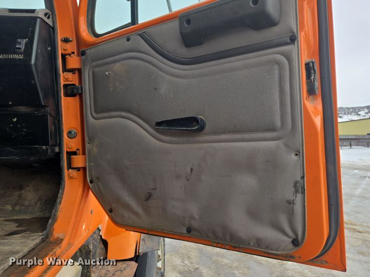 image for item ER5132 2002 International 2574 dump truck