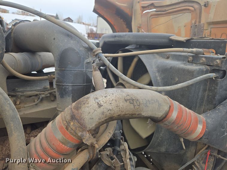 image for item ER5132 2002 International 2574 dump truck