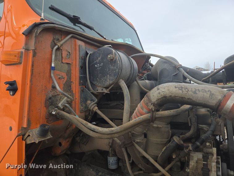 image for item ER5132 2002 International 2574 dump truck