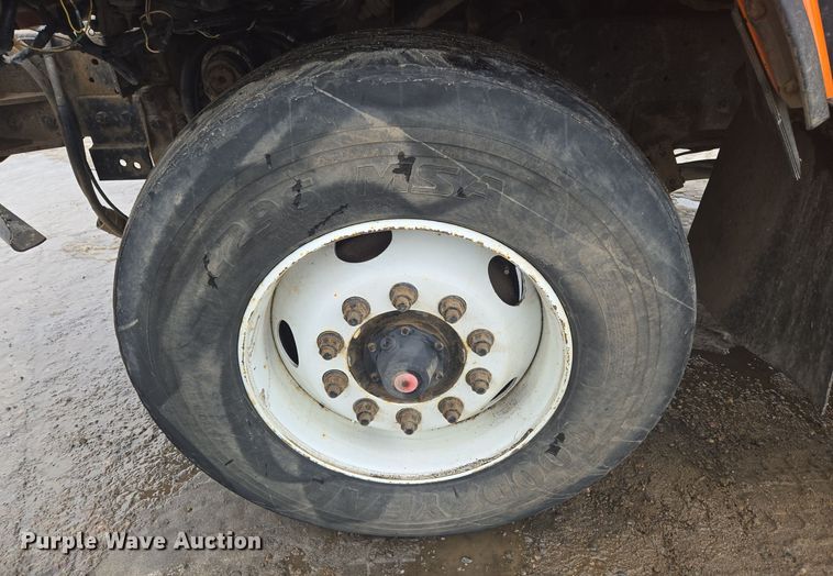 image for item ER5132 2002 International 2574 dump truck