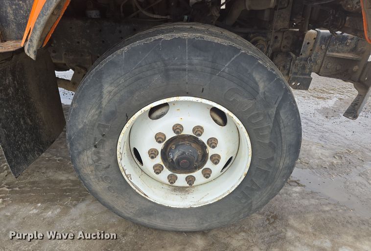 image for item ER5132 2002 International 2574 dump truck