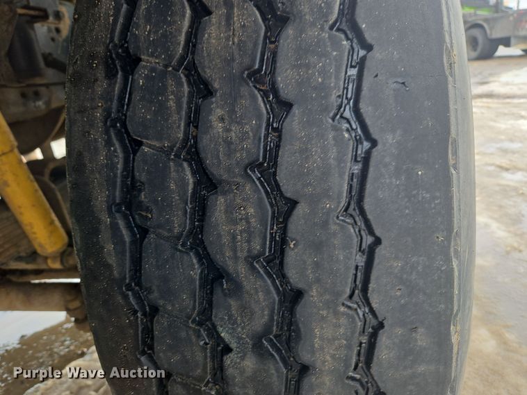 image for item ER5132 2002 International 2574 dump truck