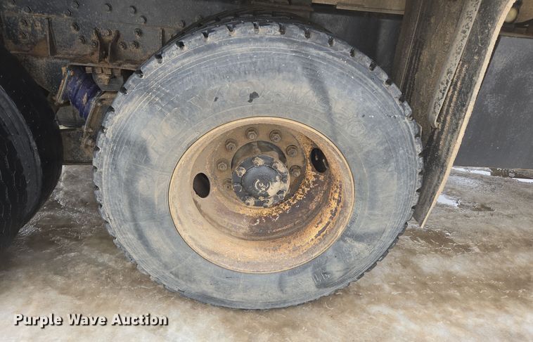 image for item ER5132 2002 International 2574 dump truck