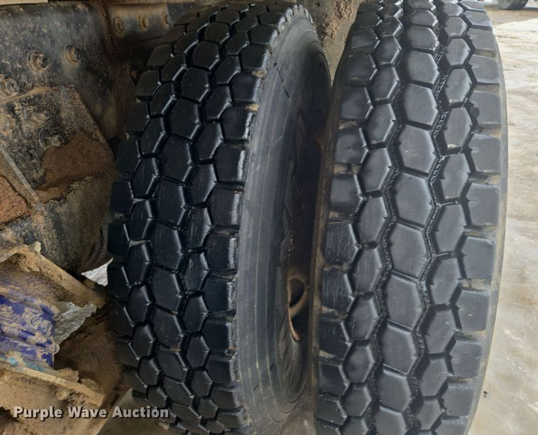 image for item ER5132 2002 International 2574 dump truck